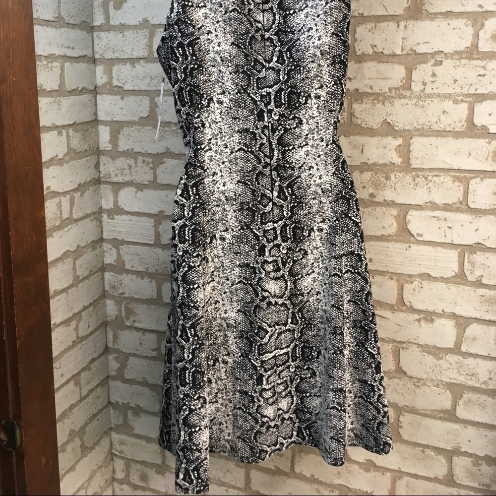 NWT Tahari print dress. Size M - Picture 2 of 4